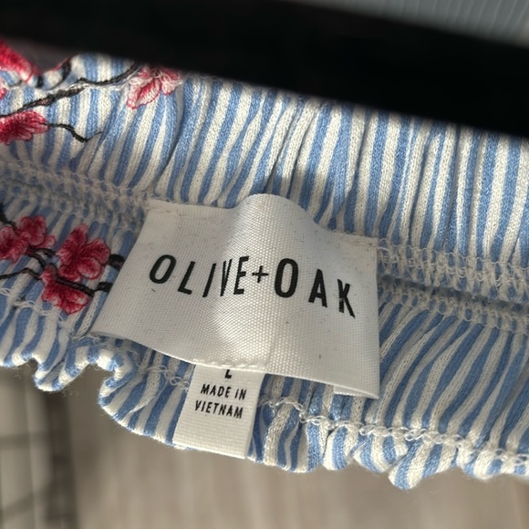 Olive and Oak Floral off the shoulder knit top-L Like new. Non smoker home. - Picture 2 of 2